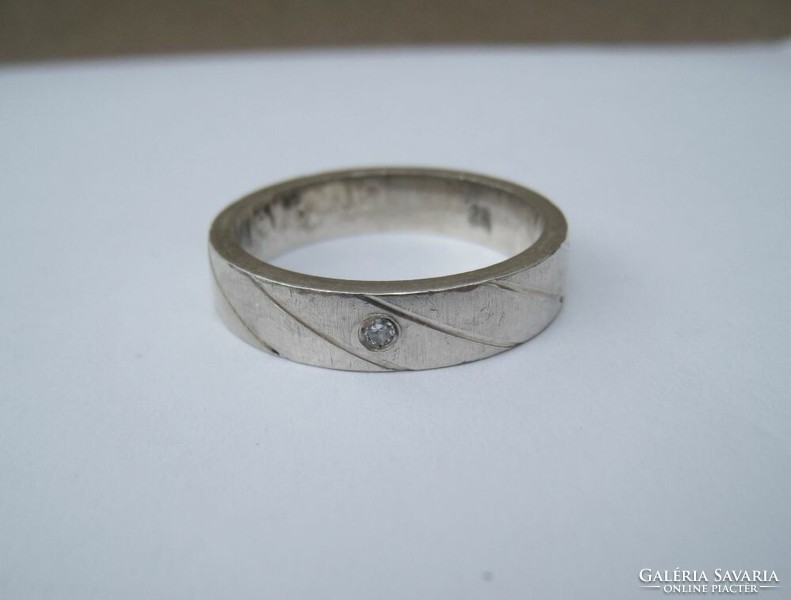 Férfi ezüst gyűrű kis kővel, vonalas díszítéssel