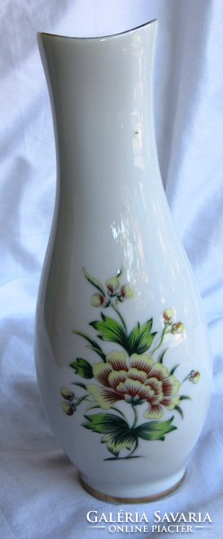 Hölholáza porcelain vase with flower pattern is 18 cm high.