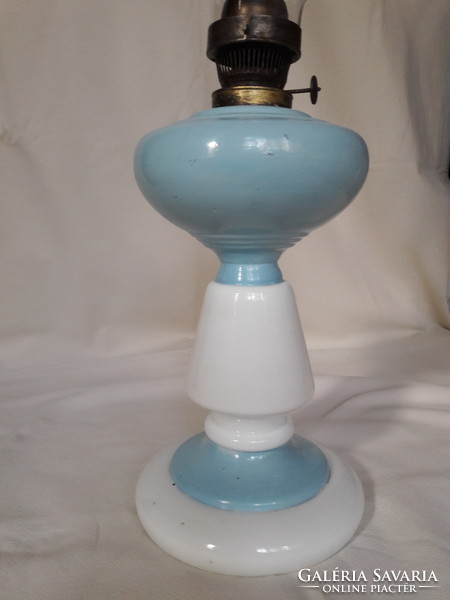 Antik régi asztali petróleum lámpa fehér fújt tejüveg talp, kék festéssel, kanóc, 19. sz nagyméretű