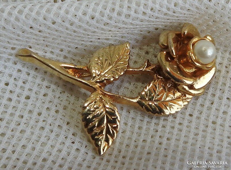 Aconda rose-shaped pearl brooch