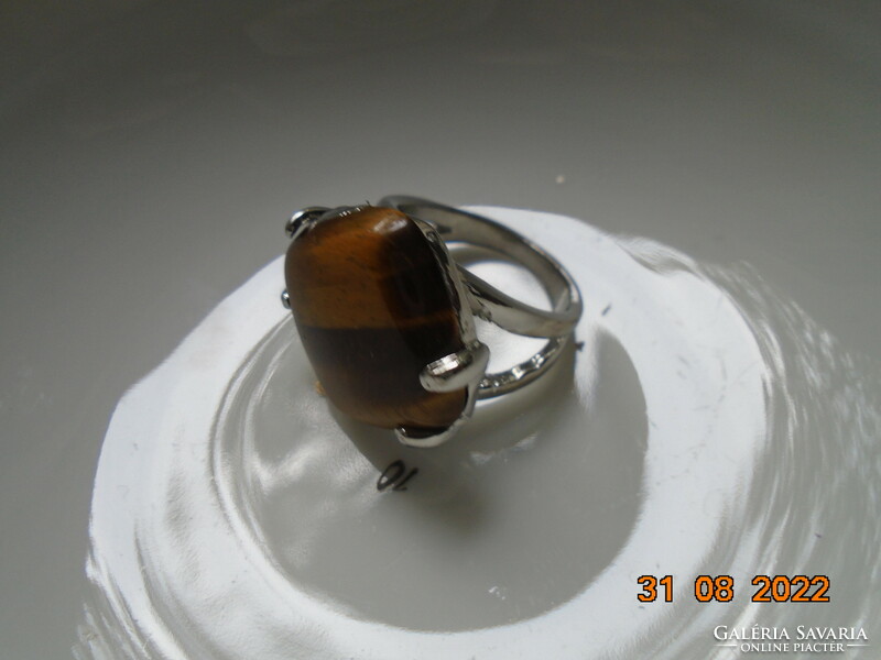 Spectacular polished tiger's eye in a claw socket, ring