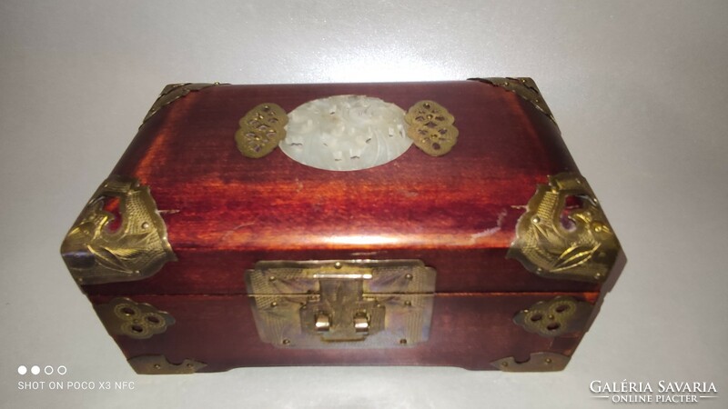 A nice gift is now worth it!!! Rosewood jewelry box with jade decoration and copper studs
