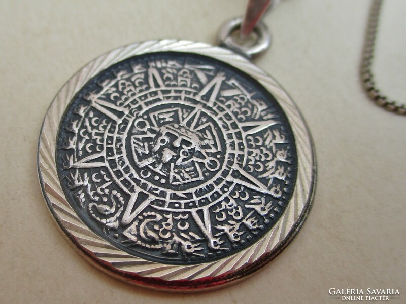 Gyönyörű régi maja naptáras ezüstnyaklánc