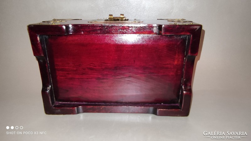 A nice gift is now worth it!!! Rosewood jewelry box with jade decoration and copper studs