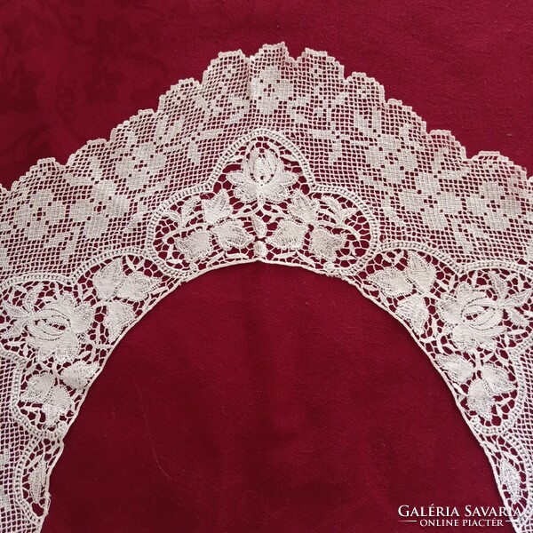 Special lace collar