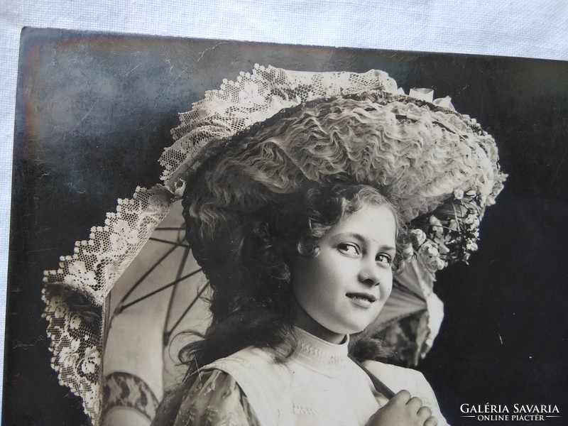 Antik fotólap/képeslap, kislány csipkés esernyővel, csipke kalap, ruha 1906