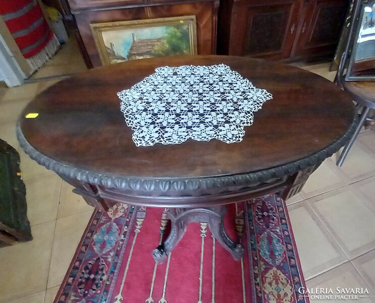 Barokk stílusú faragott ovális asztal.