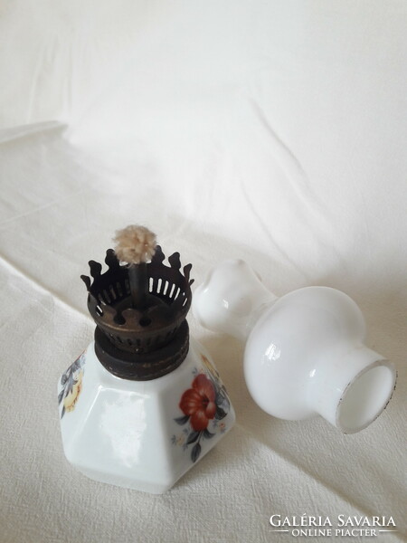 Nosztalgia kicsi virrasztó petróleum lámpa, német, hatszögletű porcelán test fodros tejüveg cilinder