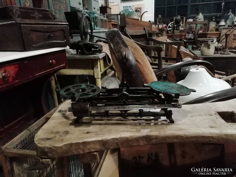 Cast iron old scale, lever scale, working household scale