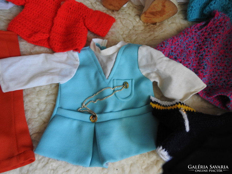 Régi kékszemű alvóbaba - jelzett baba sok ruhával