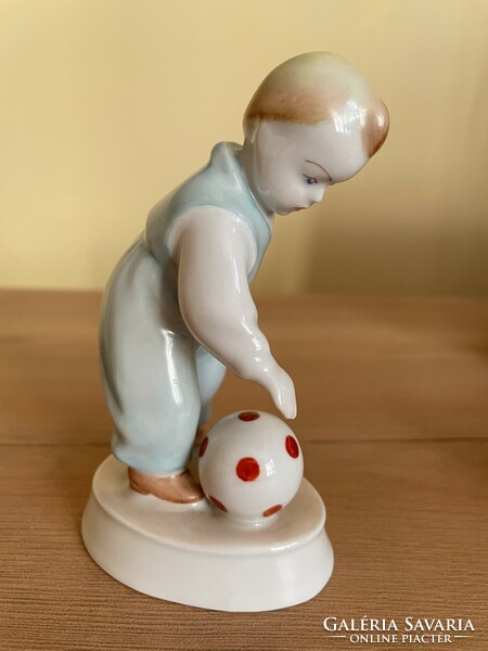 Labdát rúgó gyerek - Zsolnay porcelán