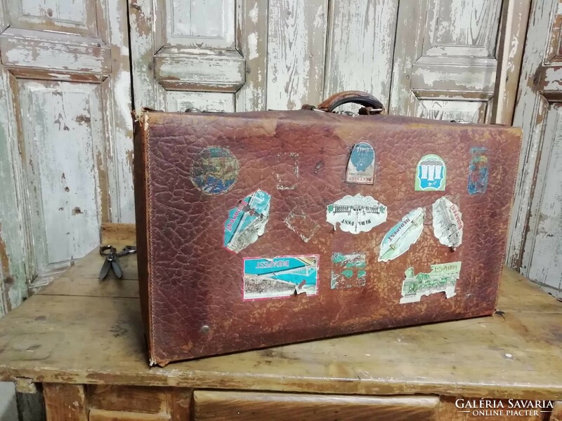 Bőrből készült bőrönd, koffer, utazó táska, nagyon sok Budapest matricával, 1950-es évekből