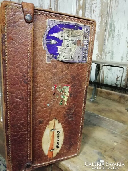 Bőrből készült bőrönd, koffer, utazó táska, nagyon sok Budapest matricával, 1950-es évekből