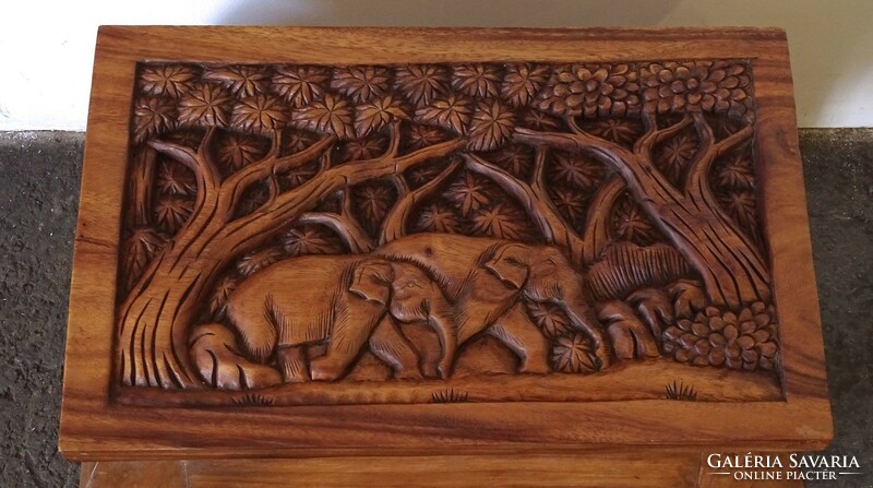 1K327 Faragott elefánt díszes kisméretű asztal egzotikus keleti tömör fából 36 x 40 x 60 cm