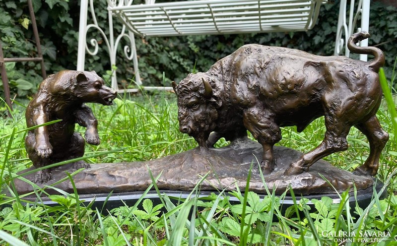 Bölény és medve harc előtt - Monumentális bronz szobor műalkotás