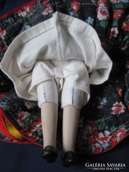 Porcelán baba népművészeti baba matyó viselet 18,5 cm