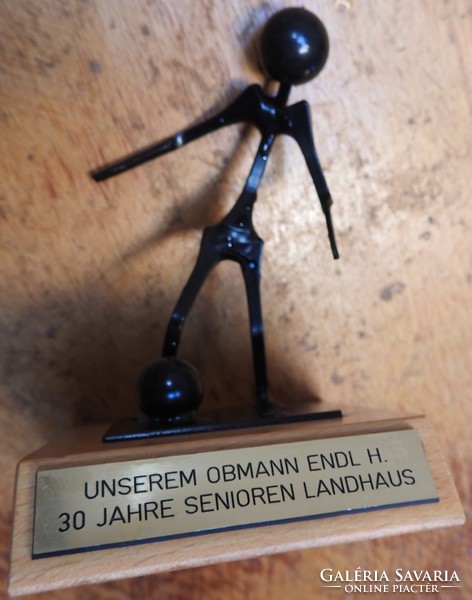 Unserem Obmann Endl H. 30. Jahre Senioren Landhaus fém focizó figura fa alapzaton