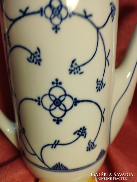 Porcelain coffee pourer with Immortelle pattern