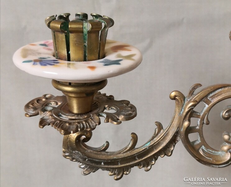 DT/109 - Gyönyörű, antik, festett porcelánbetétes 3 ágú asztali gyertyatartó rézötvözetből
