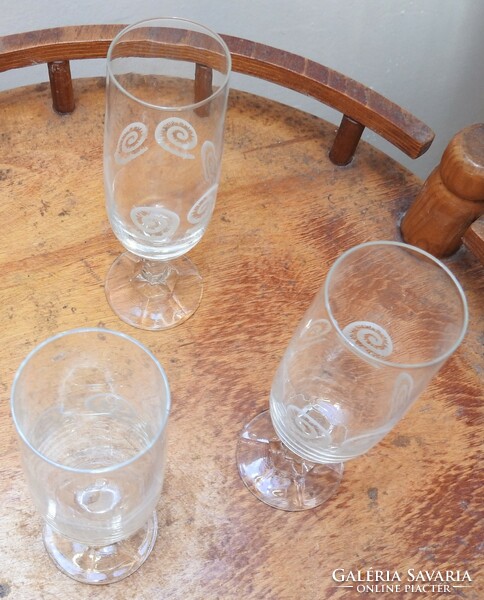 Set of 3 stemmed champagne or wine glasses with a snail line pattern