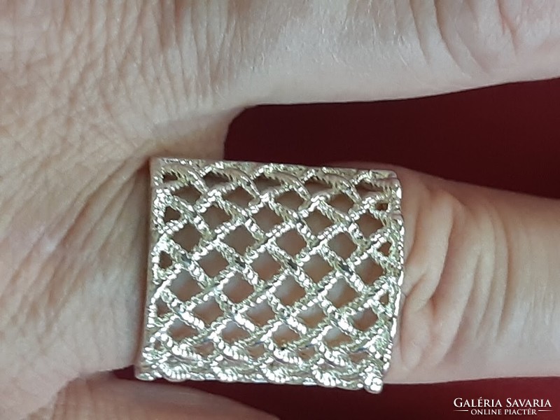 Ez most divatos, látványos és modern 925-ös ezüst gyűrű.