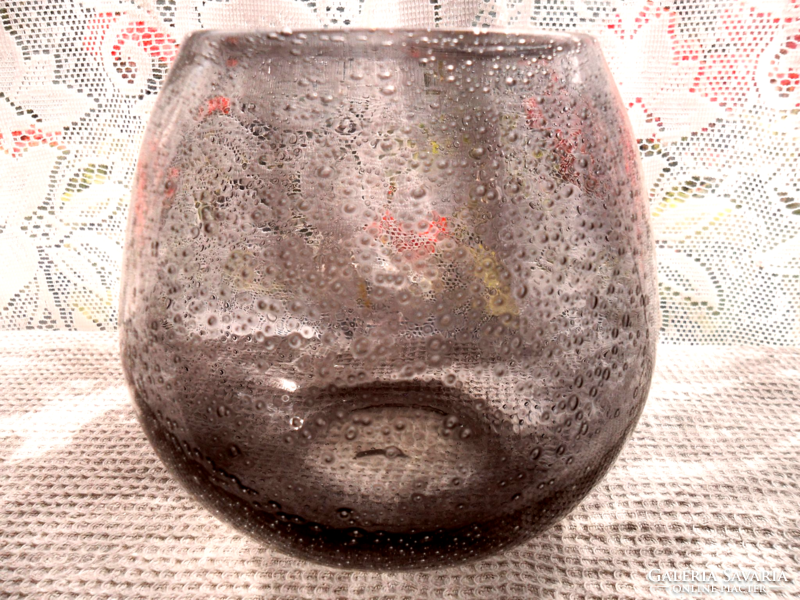 Füst színű buborékos üveg gömb váza