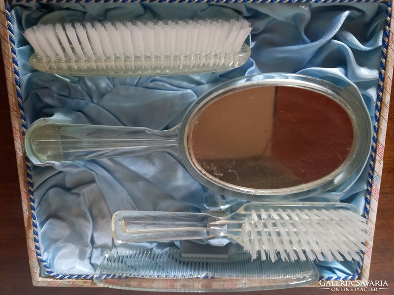 Vintage combing set in new condition negotiable. Art deco