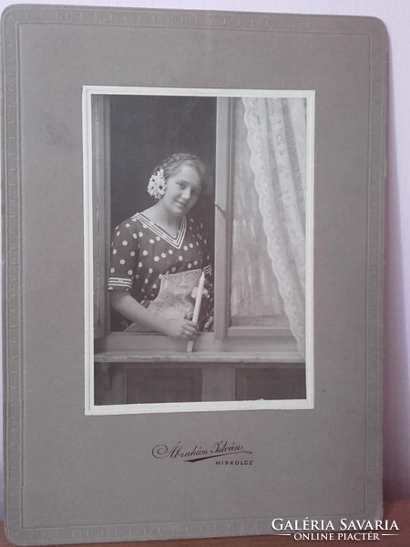Lány gyertyával az ablakban- Ábrahám István(1903-) miskolci fotográfus kép, fotó, fénykép,fotográfia