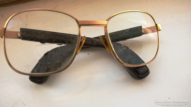 (K) old special glasses (hearing aids?)