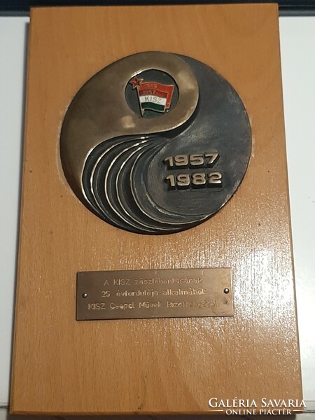 A bronze plaque on a wooden base from the Kisz Csepel Works Committee for the 25th anniversary of the flag-dismantling of Kisz