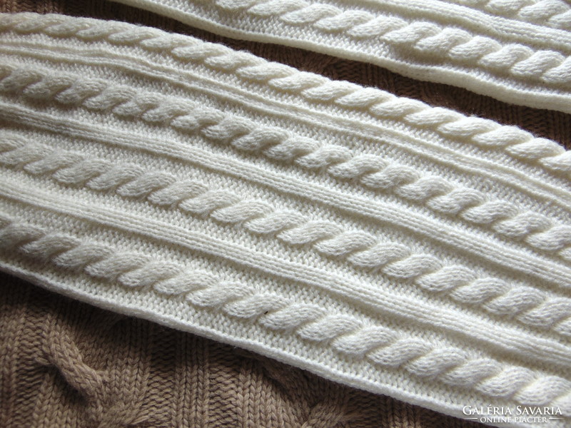 Knitted shin guards in butter color