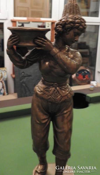 Figurális mécsestartó pár,  öntött patinázott bronz, porcelán talapzaton, 51cm