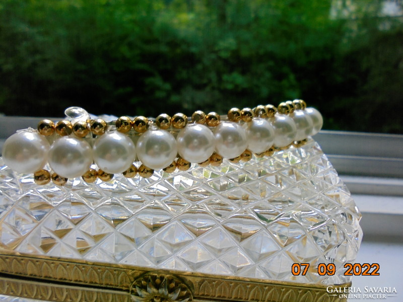 Apró arany színű és nagyobb fehér Tekla gyöngyökkel francia hajcsat