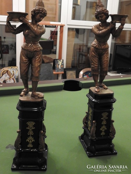 Figurális mécsestartó pár,  öntött patinázott bronz, porcelán talapzaton, 51cm