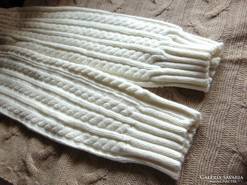 Knitted shin guards in butter color