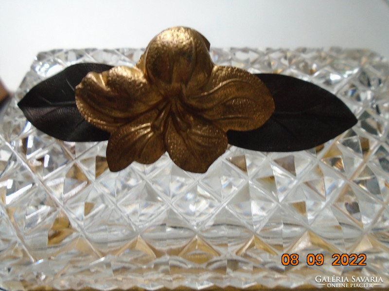 Kézzel készült Tűzaranyozott plasztikus virággal és patinás bronz színű levéllel hajcsat