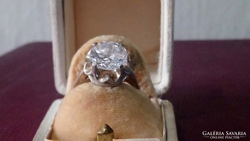 Vintage brilliant cut crystal jewel decorated silver solitaire ring!