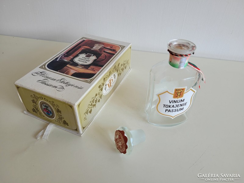Régi retro Tokaji vinum eszencia dugós üveg palack és doboz