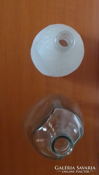 Két régi likőrös üveg palack, rombusz mintás matt üveg, vázának vagy dísznek, hibátlan
