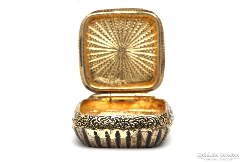 Ezüst aranyozott szelence pill box gyöngy és  korál drágakővel