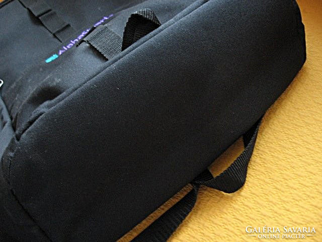 Alphasmart retro háti táska laptophoz is