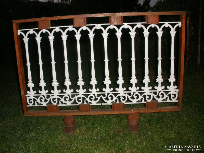 Cast aluminum garden screen, mobile gate