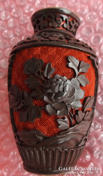 Chinese cinnabar lacquer vase with flower pattern