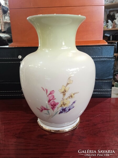 Hollóházi porcelán váza, 16 cm-es magasságú, hibátlan darab.