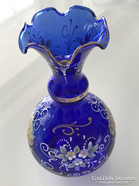 Kobaltkék, zománcfestett cseh váza, 19 cm magas