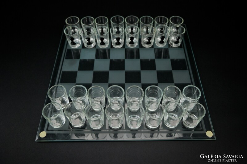 Sakk, üveg poharakkal, feles sakk, üveg táblával, üveg pohár bábukkal.