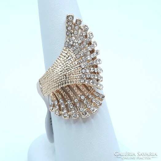A brilliant fan-shaped ring, gold inlaid with white crystals