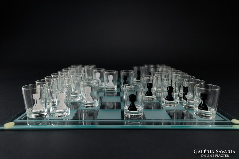 Sakk, üveg poharakkal, feles sakk, üveg táblával, üveg pohár bábukkal.