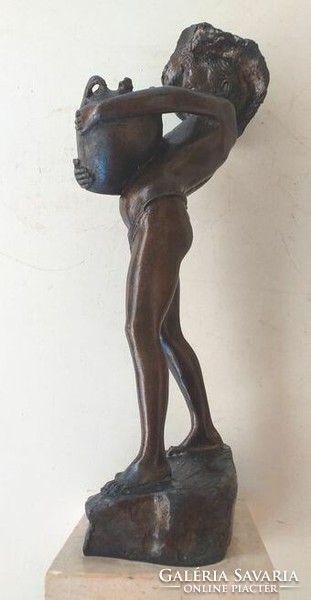 Gabriele PARENTE  - Szobor, "Fiú amforával" 36 cm