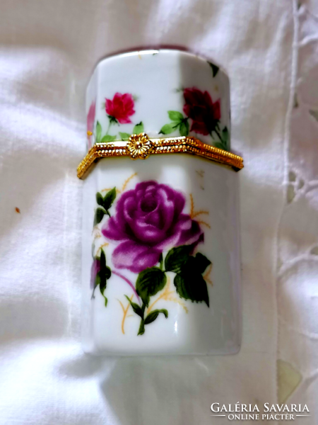 Rózsás porcelán doboz